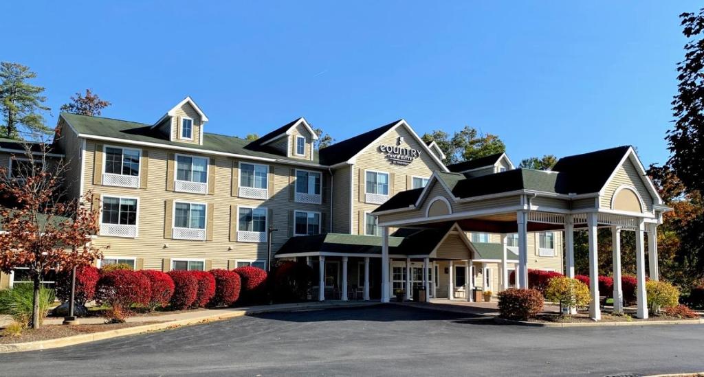 Country Inn & Suites by Radisson Lake George (Queensbury) NY Main image 1